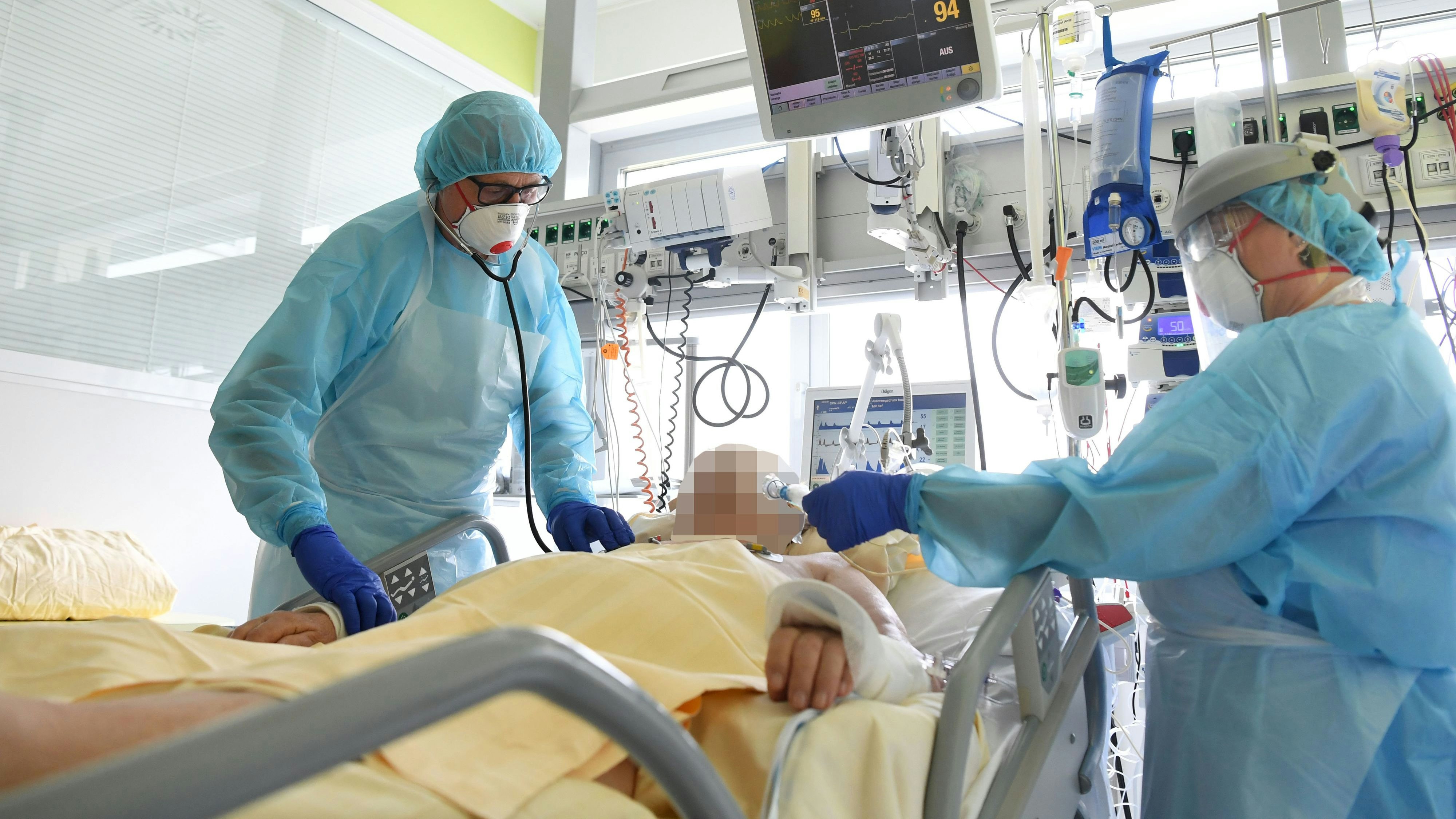 Ein Patient auf der Intensivstation des Universitätsklinikums Tulln. Immer mehr klagen nun die Impfverweigerer an.