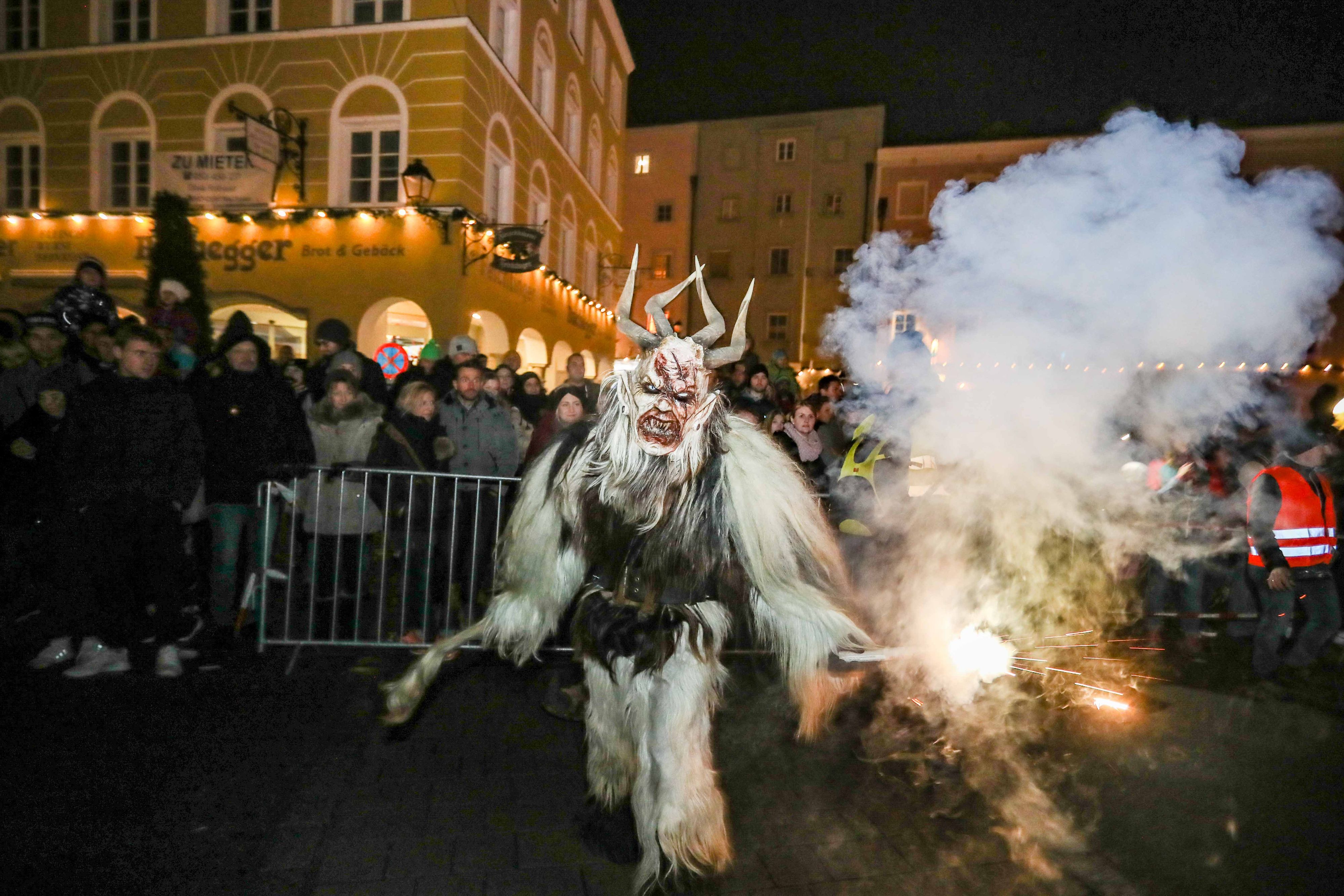 Download von www.picturedesk.com am 01.12.2021 (12:46).  08.12.2019, Schärding, AUT, Reportage, Fototermin, Brauchtum, Perchtenlauf, im Bild Feature, Perchten, PYRO, Krampus, Nikolaus, Schärding, Perchtenlauf Pressefoto Scharinger © 2019, PhotoCredit D. Scharinger - 20191208_PD9042 - Rechteinfo: Rights Managed (RM) Nur fÃ¼r redaktionelle Nutzung!