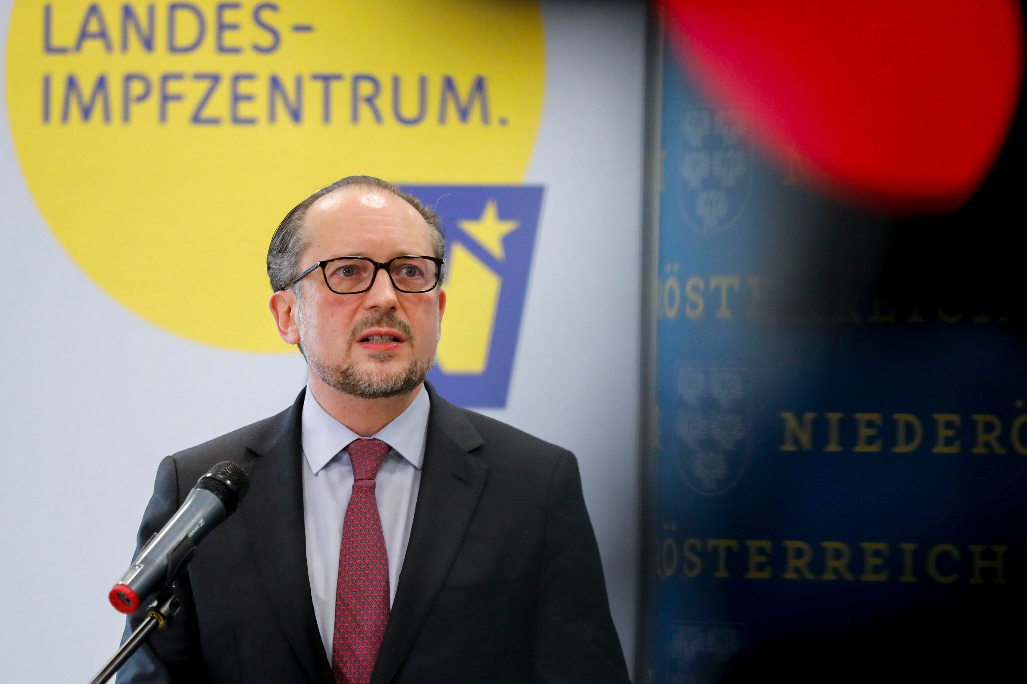 Bundeskanzler Alexander Schallenberg beim Besuch des Landesimpfzentrums Tulln in Niederösterreich am 1. Dezember 2021.