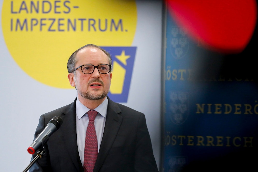 Bundeskanzler Alexander Schallenberg beim Besuch des Landesimpfzentrums Tulln in Niederösterreich am 1. Dezember 2021.