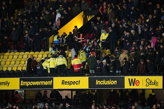 Ein medizinischer Notfall auf der Tribüne.