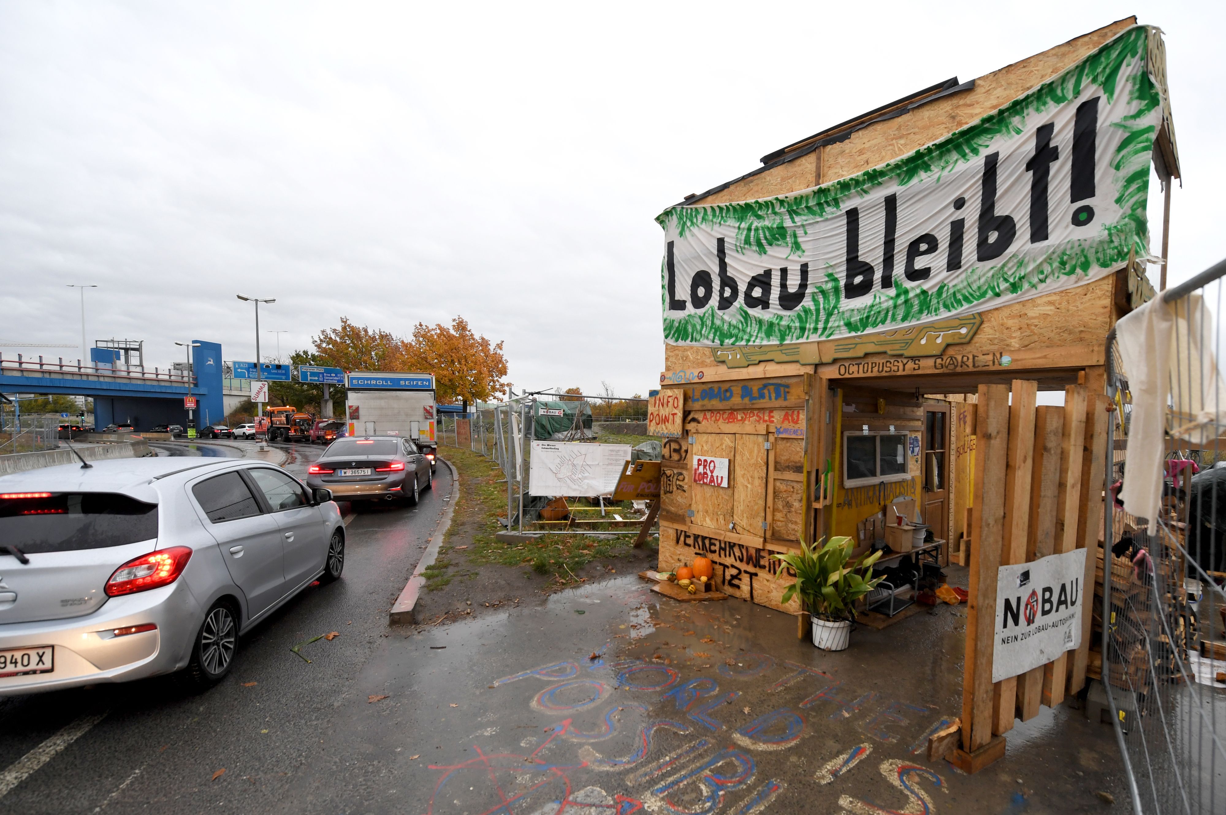 Download von www.picturedesk.com am 01.12.2021 (07:28).  ABD0016_20211130 - WIEN - ÖSTERREICH: ++ ARCHIVBILD ++ ZU APA0105 VOM 30.11.2021 - Der umstrittene Lobautunnel, der als Teil der Wiener Außenring-Schnellstraße vorgesehen war, wird offenbar nicht gebaut. Im Bild: Der Zugang zu einem der Lobau-Protestcamps am Stadtrand von Wien. (ARCHIVBILD VOM 4.11.2021) - FOTO: APA/ROLAND SCHLAGER - 20211104_PD20993 - Rechteinfo: Rights Managed (RM)