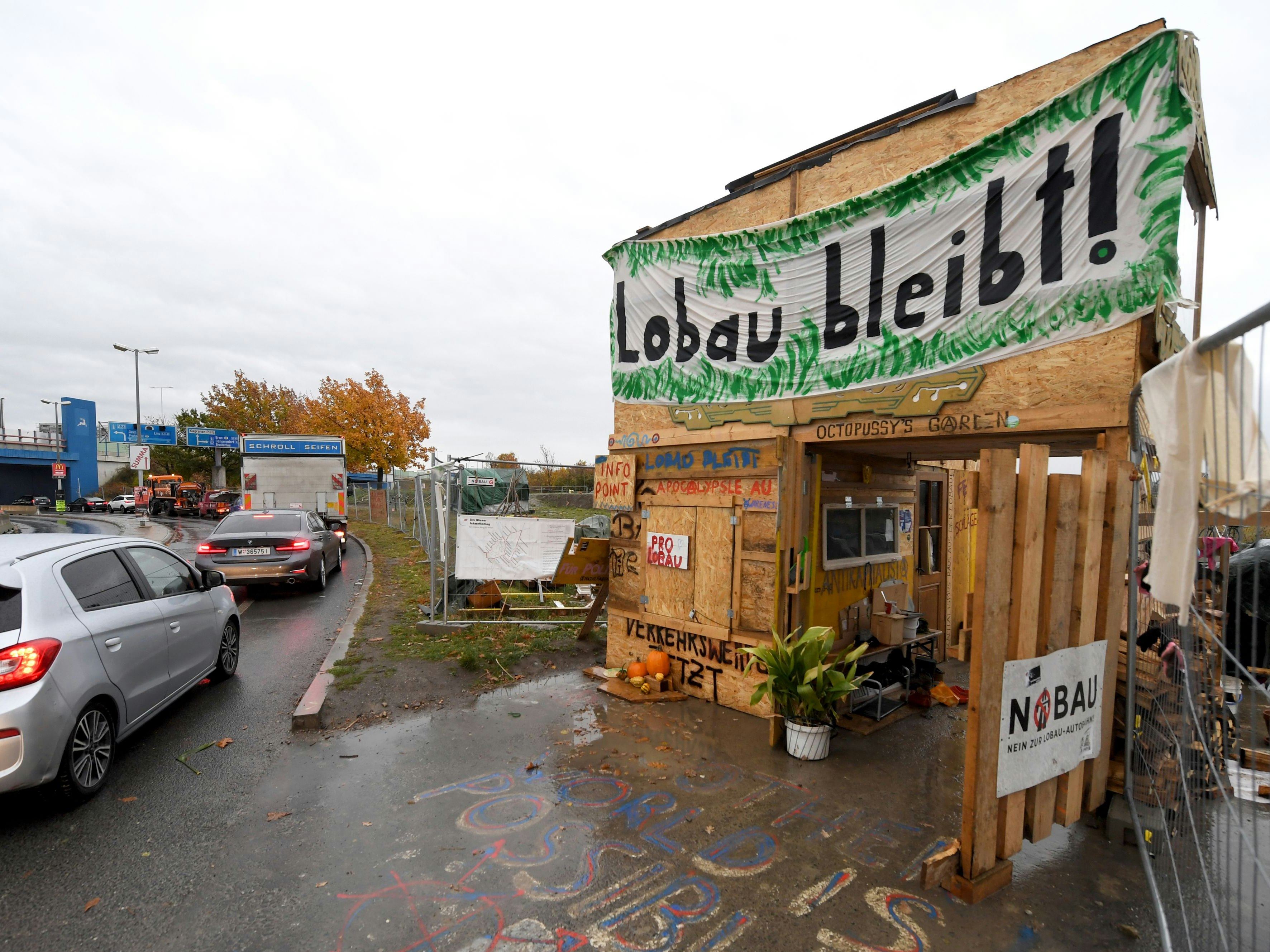 Download von www.picturedesk.com am 01.12.2021 (07:28).  ABD0016_20211130 - WIEN - ÖSTERREICH: ++ ARCHIVBILD ++ ZU APA0105 VOM 30.11.2021 - Der umstrittene Lobautunnel, der als Teil der Wiener Außenring-Schnellstraße vorgesehen war, wird offenbar nicht gebaut. Im Bild: Der Zugang zu einem der Lobau-Protestcamps am Stadtrand von Wien. (ARCHIVBILD VOM 4.11.2021) - FOTO: APA/ROLAND SCHLAGER - 20211104_PD20993 - Rechteinfo: Rights Managed (RM)