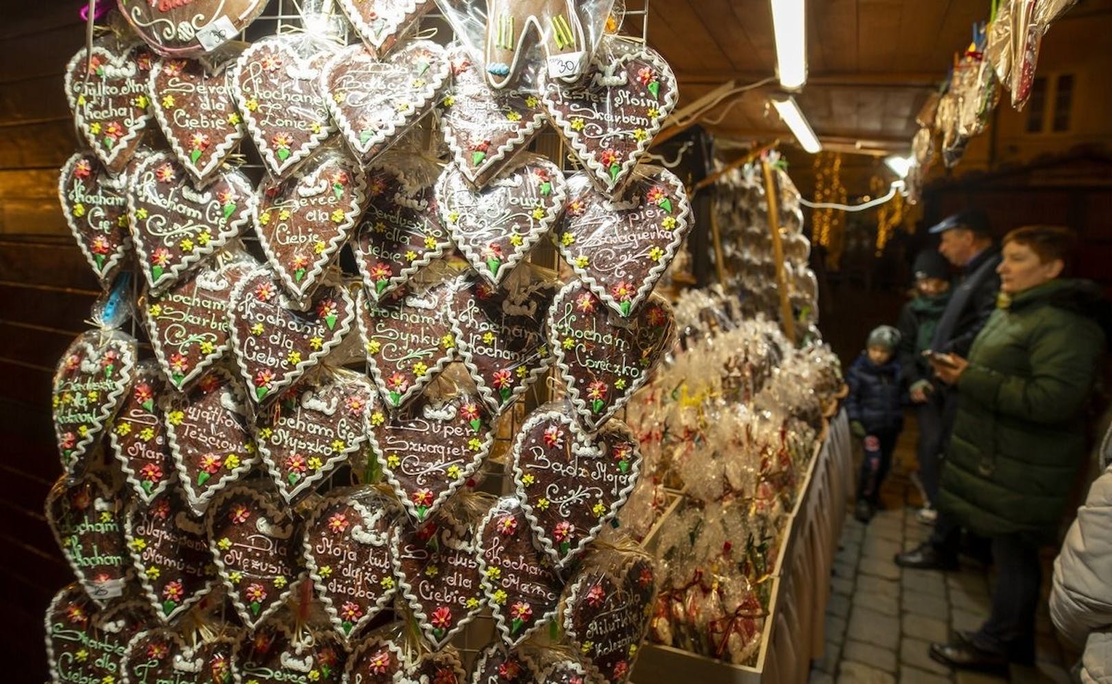 Lebkuchen mit Guss, regionale Käsesorten, Kirschlikör - all das und noch vieles mehr finden Sie auf dem feierlich geschmückten Weihnachtsmarkt von Wroclaw.