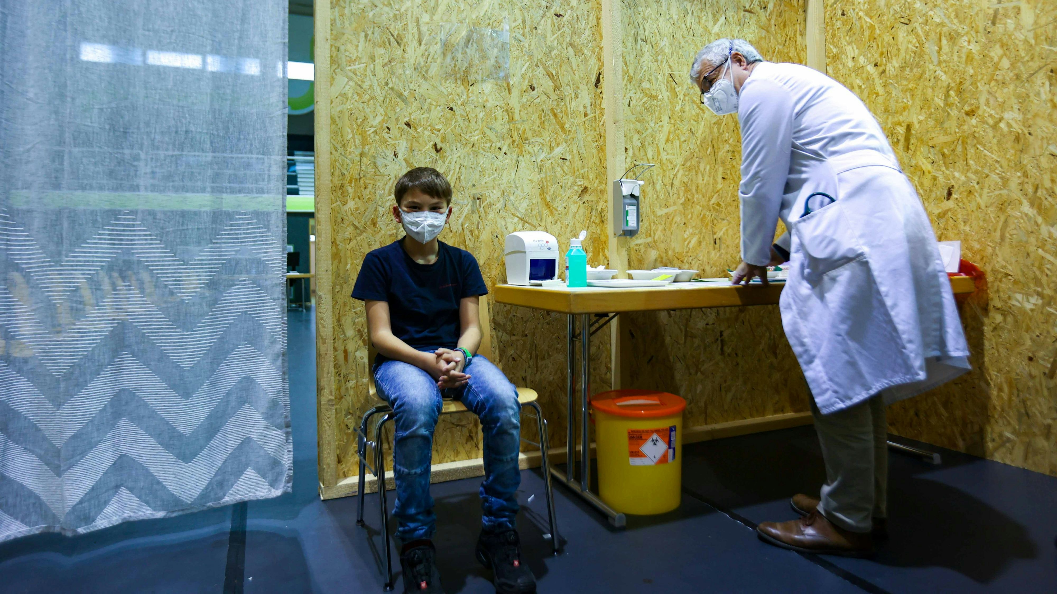 Download von www.picturedesk.com am 01.12.2021 (16:20).  29.11,2021, Braunau am Inn, AUT, Themenbild, Kinder Impfung, Kinder Impfen, im Bild Feature, Impfen, Kinder, Themenbild, Pressefoto Scharinger © 2021, PhotoCredit Scharingert / Daniel Scharinger - 20211130_PD5095 - Rechteinfo: Rights Managed (RM) Nur fÃ¼r redaktionelle Nutzung!