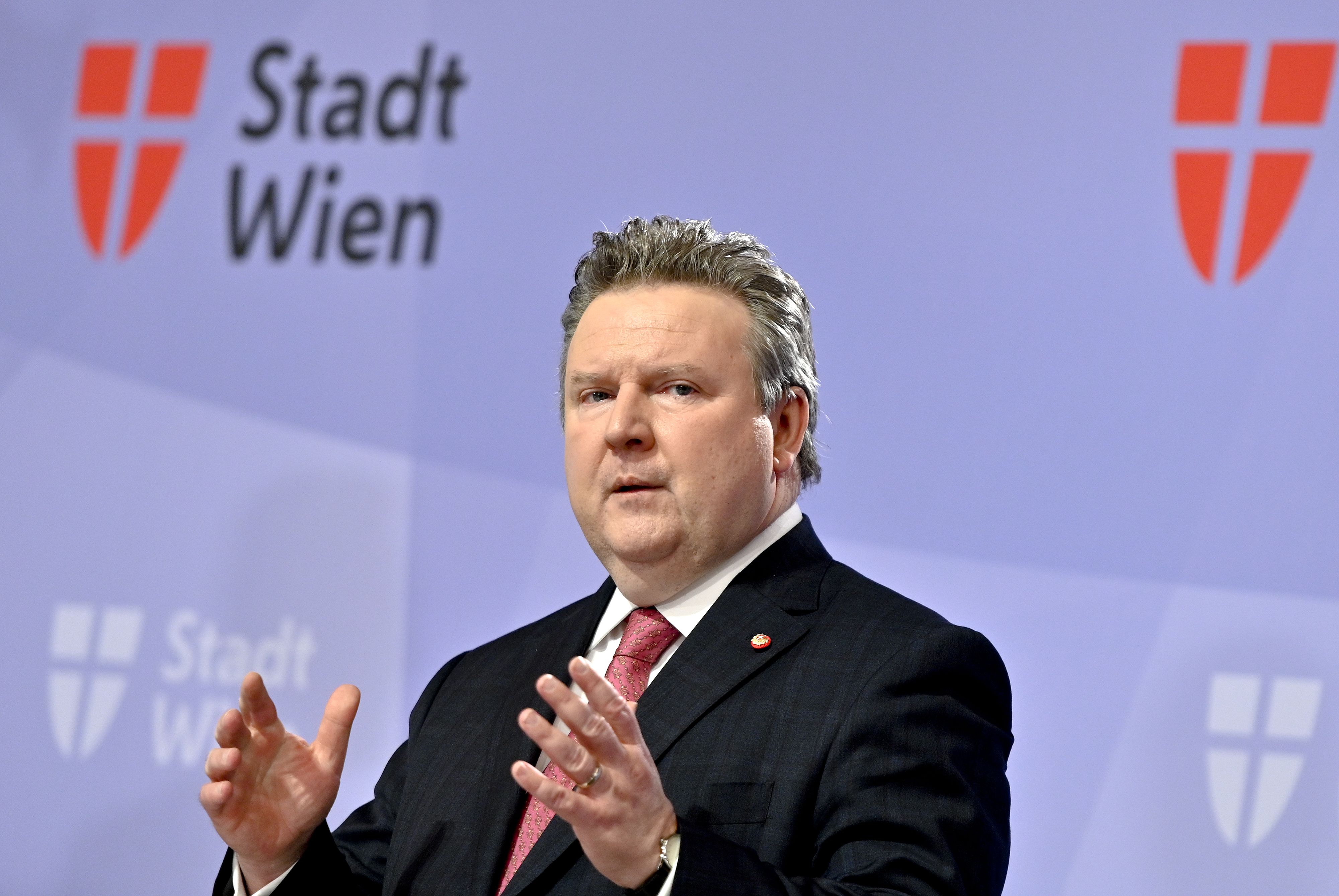 Download von www.picturedesk.com am 01.12.2021 (11:22).  ABD0065_20211123 - WIEN - ÖSTERREICH: Bürgermeister Michael Ludwig (SPÖ) am Dienstag, 23. November 2021, im Rahmen des Pressegespräches "Ein Jahr Fortschrittskoalition" im Wiener Rathaus. - FOTO: APA/HERBERT NEUBAUER - 20211123_PD2594 - Rechteinfo: Rights Managed (RM)