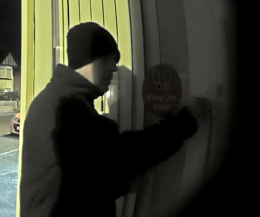 Eine Überwachungskamera filmte die Klebstoffattacke und überführte so den Täter.