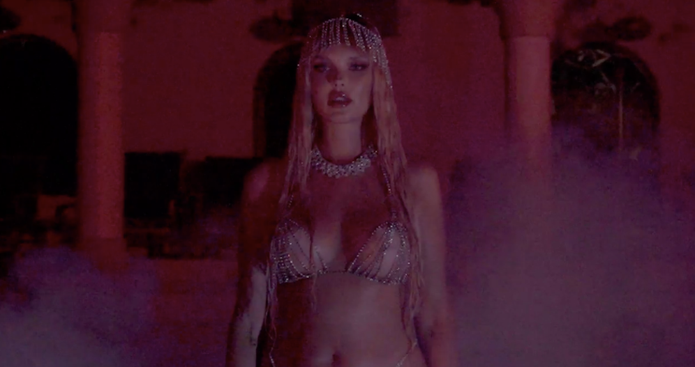 Bonnie Strange lässt die Hüllen fallen.