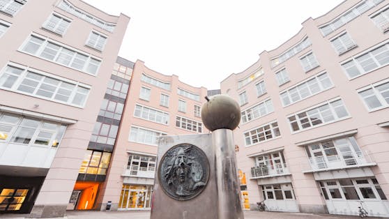 Die Leitung der Ludwig-Maximilians-Universität in München geht auf Distanz zu ihrer Mitarbeiterin.