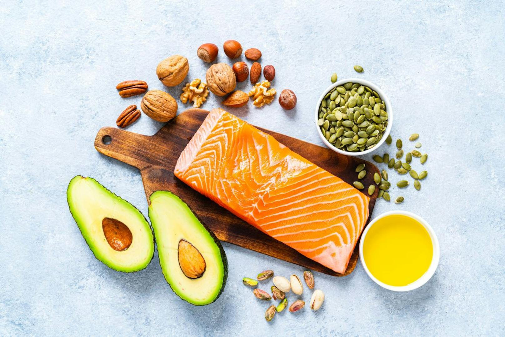 Um dein körpereigenes Fett loszuwerden musst du nicht komplett auf anderes Fett verzichten. Proteine und Omega-3 haltige Säuren können in Gerichten wie Fisch gefunden werden. Diese fördern deine Verdauung and verhindern, das Entstehen von ungesundem Fett.