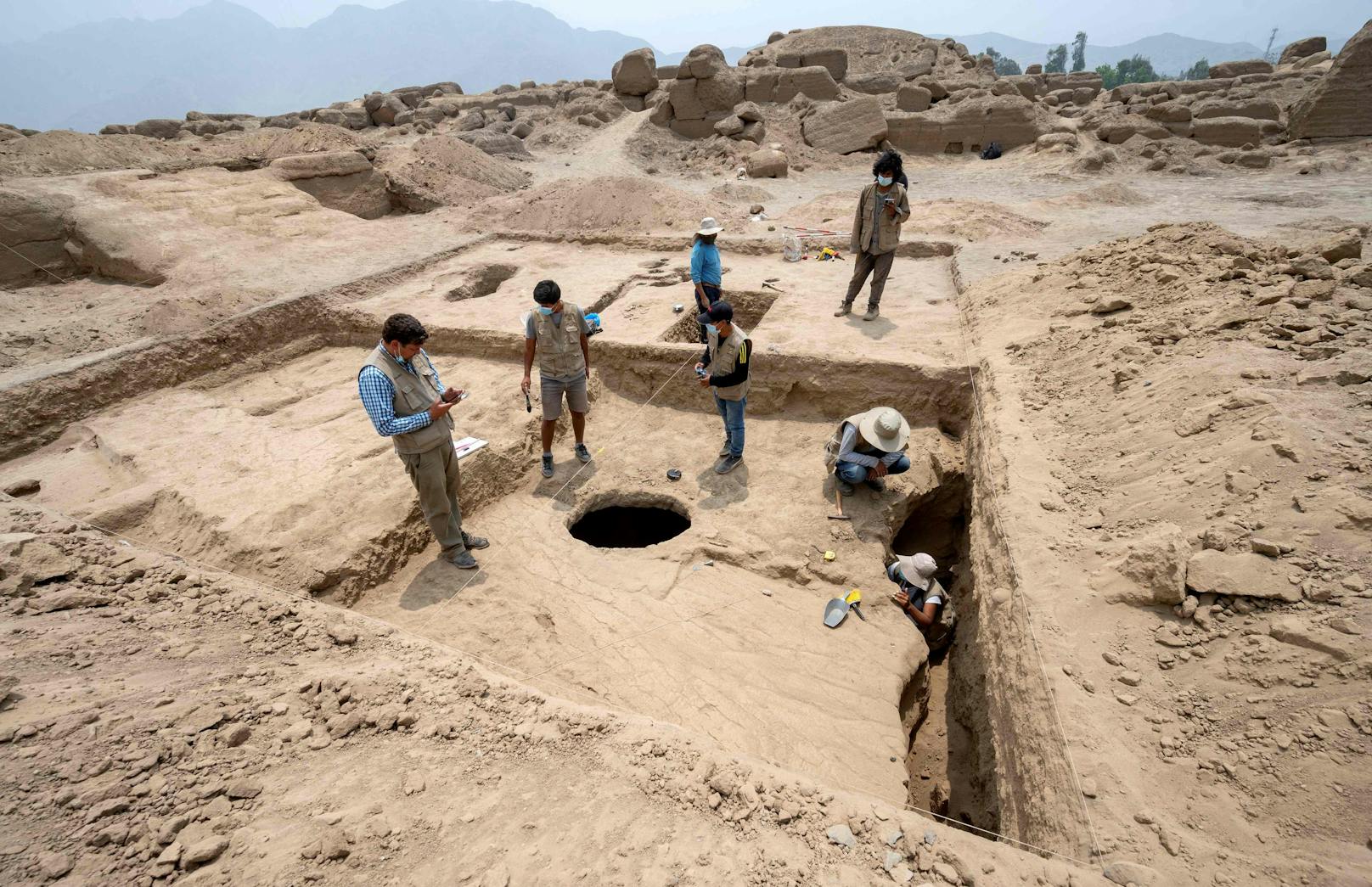 Archäologen arbeiten in der archäologischen Stätte von Cajamarquilla 