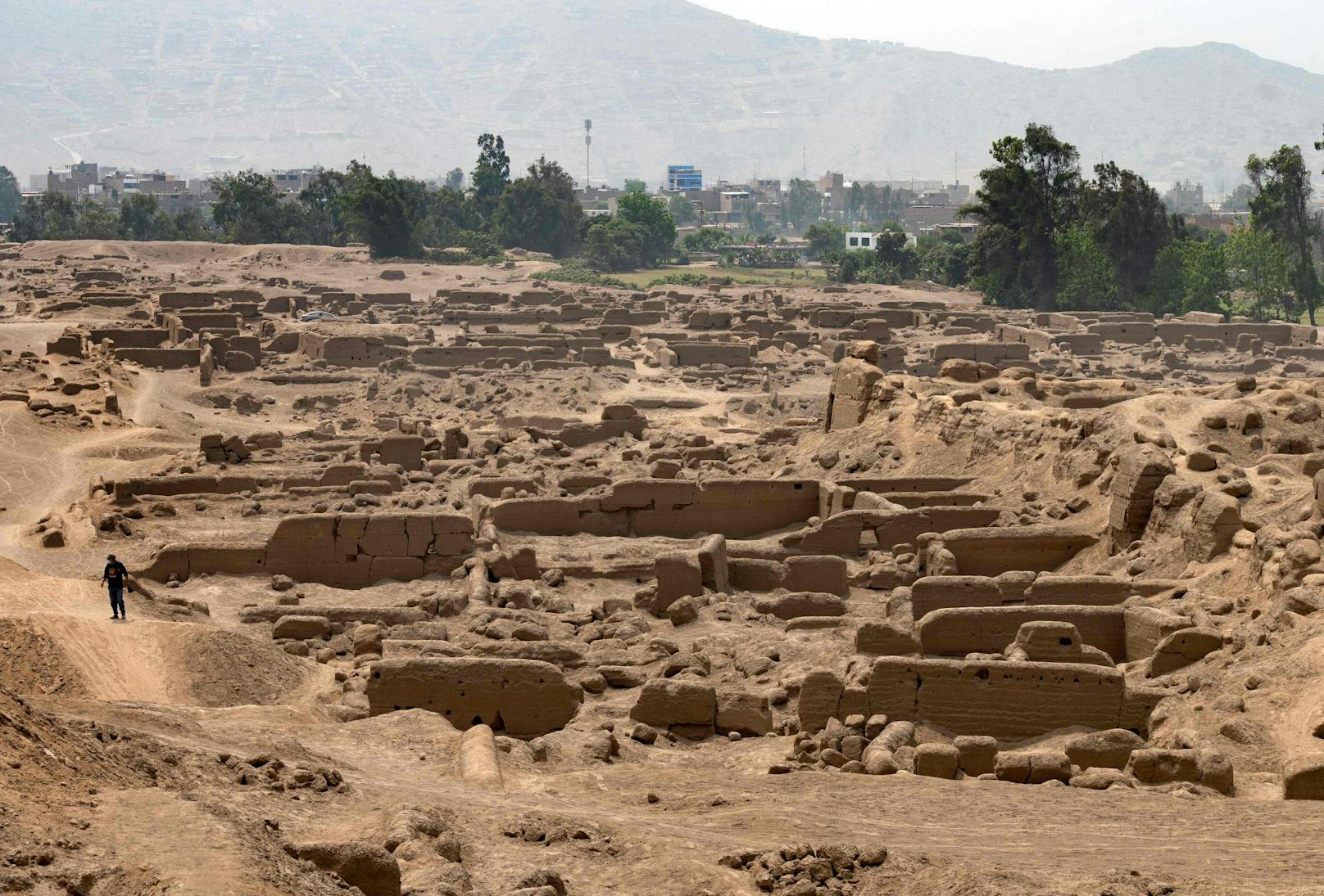 Blick auf die archäologische Stätte von Cajamarquilla am 30. November 2021, wo die Mumie ausgegraben wurde. 