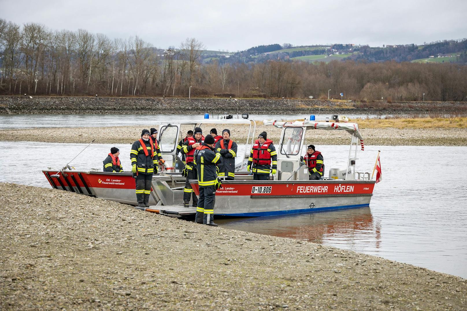 Feuerwehrmänner fuhren mit Booten der Donau entlang und suchten nach dem Mann.