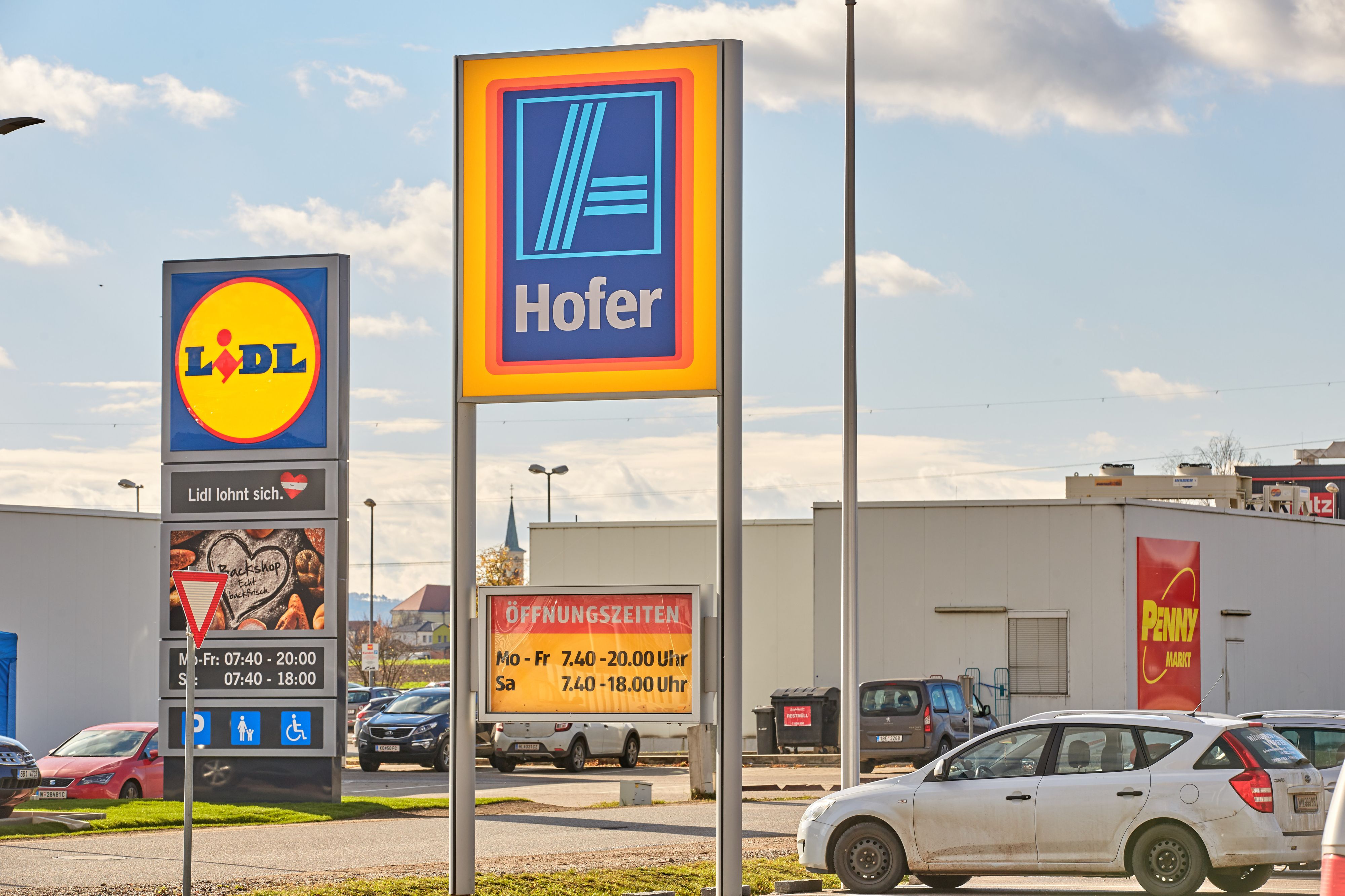 Im beinharten Preiskampf: Die Diskonter Lidl und Hofer.