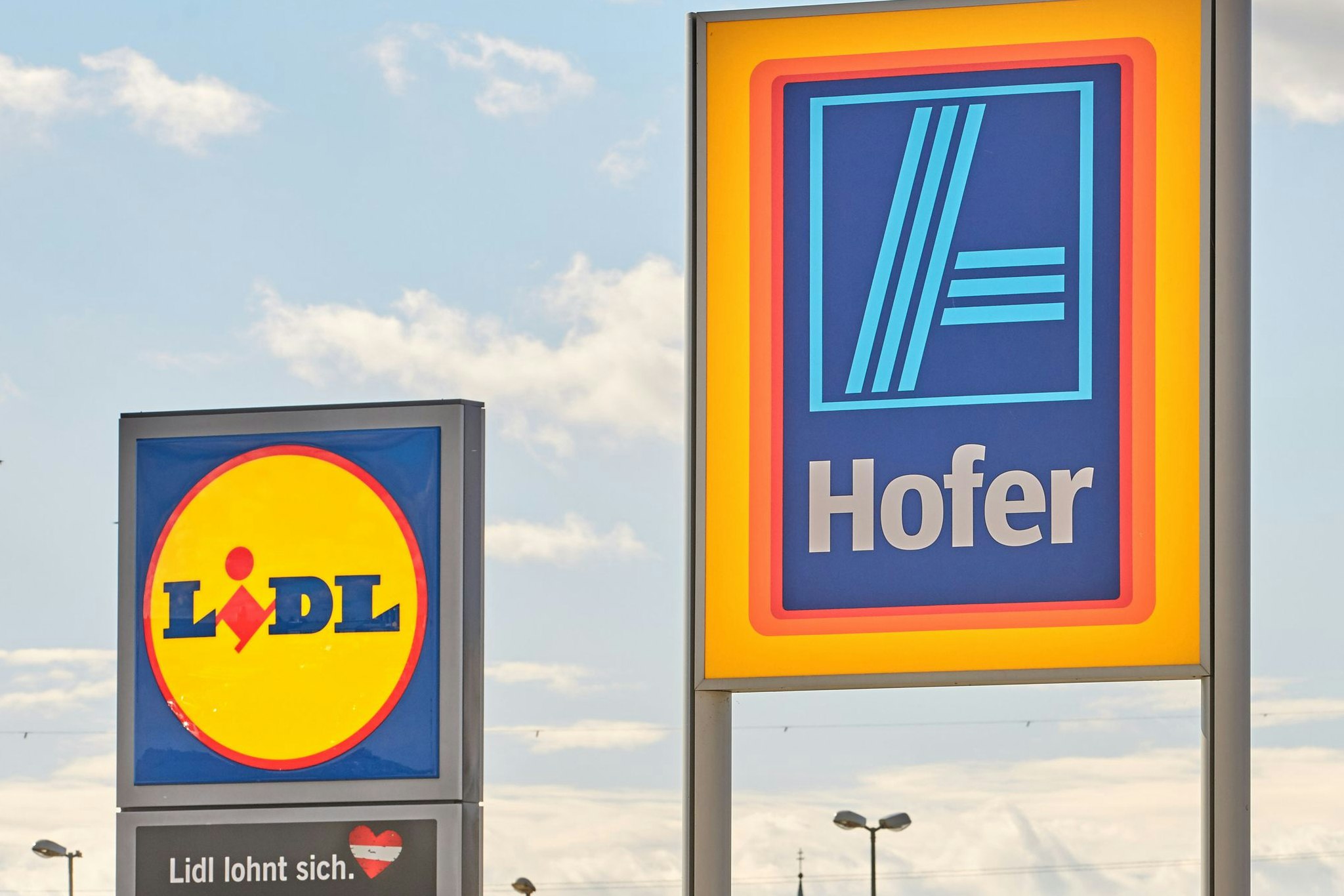 Im beinharten Preiskampf: Die Diskonter Lidl und Hofer.