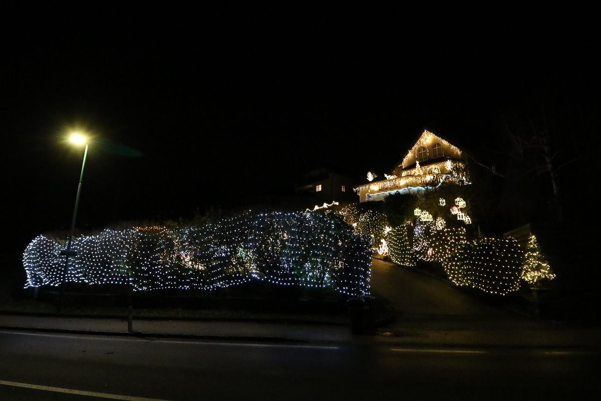 Am Haus von Erich Haider brennen mehrere Hunderttausend Lämpchen Weihnachtsbeleuchtung.