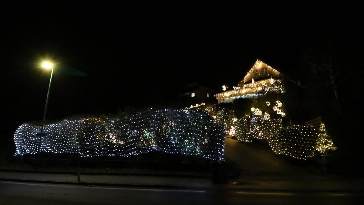 Am Haus von Erich Haider brennen mehrere Hunderttausend Lämpchen Weihnachtsbeleuchtung.