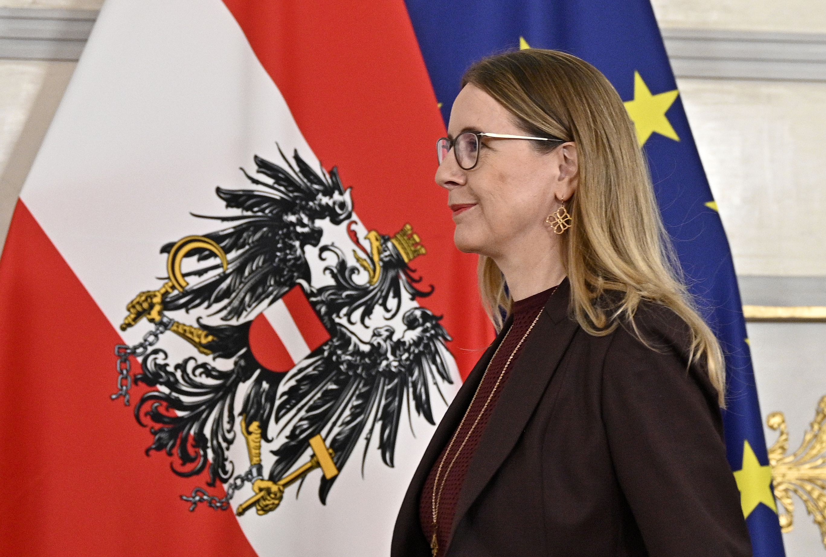 Download von www.picturedesk.com am 02.12.2021 (13:02).  ABD0034_20211020 - WIEN - ÖSTERREICH: Wirtschaftsministerin Margarete Schramböck (ÖVP) vor Beginn eines Ministerrates im Bundeskanzleramt am Mittwoch, 20. Oktober 2021 in Wien. - FOTO: APA/HANS PUNZ - 20211020_PD1600 - Rechteinfo: Rights Managed (RM)
