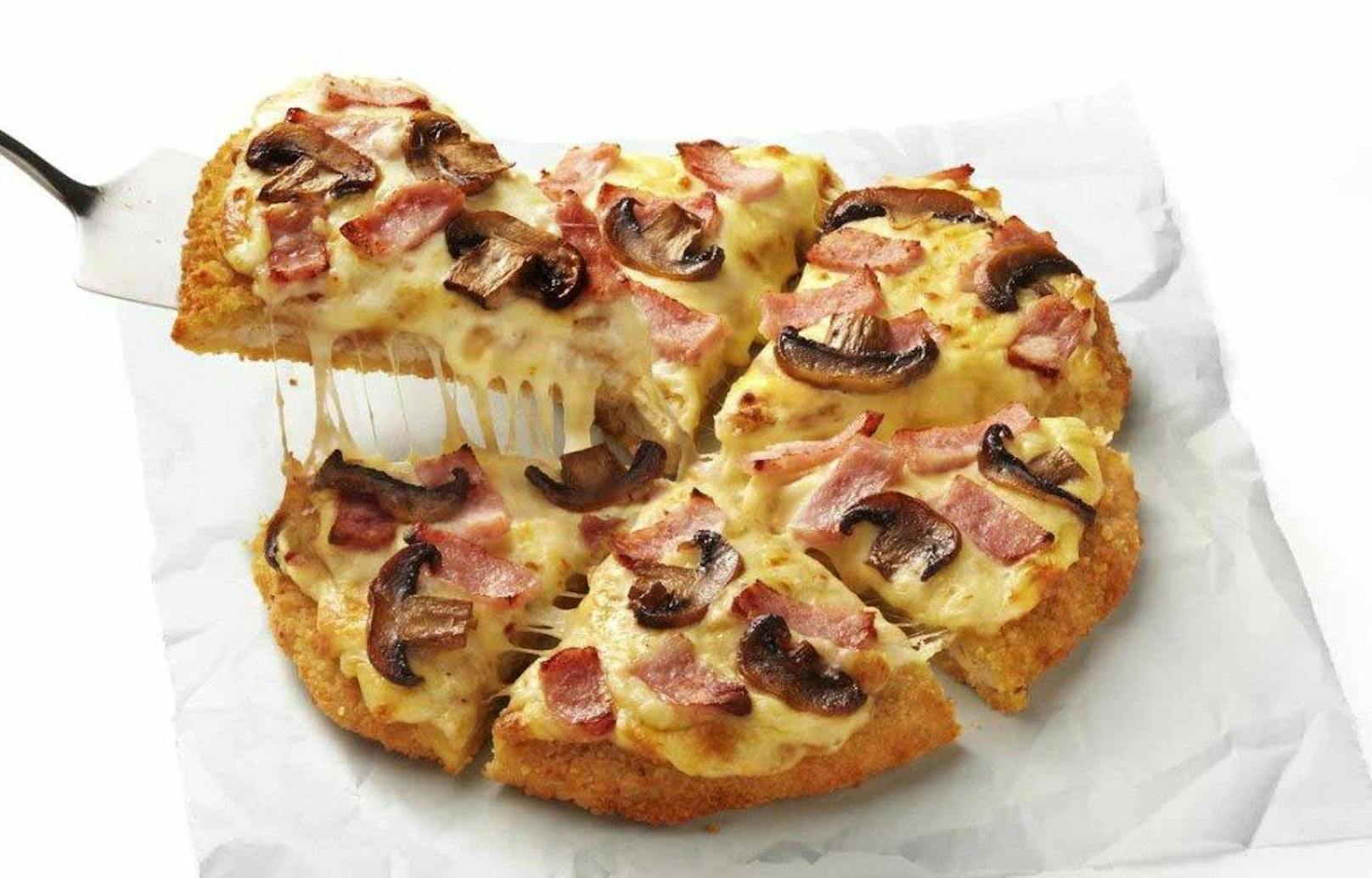 "Creamy Ham &amp; Mushroom Schnitzza" mit rauchigem Schinken, Champignons und Mozzarella.