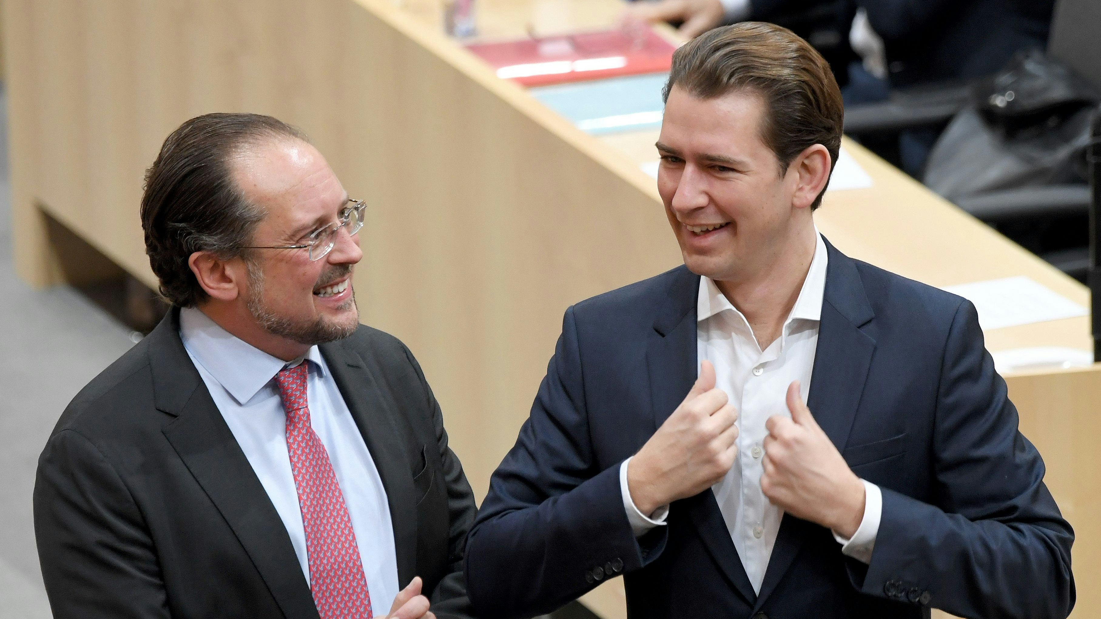 Download von www.picturedesk.com am 02.12.2021 (09:02).  ABD0015_20191113 - WIEN - ÖSTERREICH: AM Alexander Schallenberg (l.) und Sebastian Kurz (V) im Rahmen einer Sitzung des Nationalrates im Parlamentsausweichquartier in der Hofburg in Wien am Mittwoch, 13. November 2019. - FOTO: APA/ROLAND SCHLAGER - 20191113_PD2257 - Rechteinfo: Rights Managed (RM)