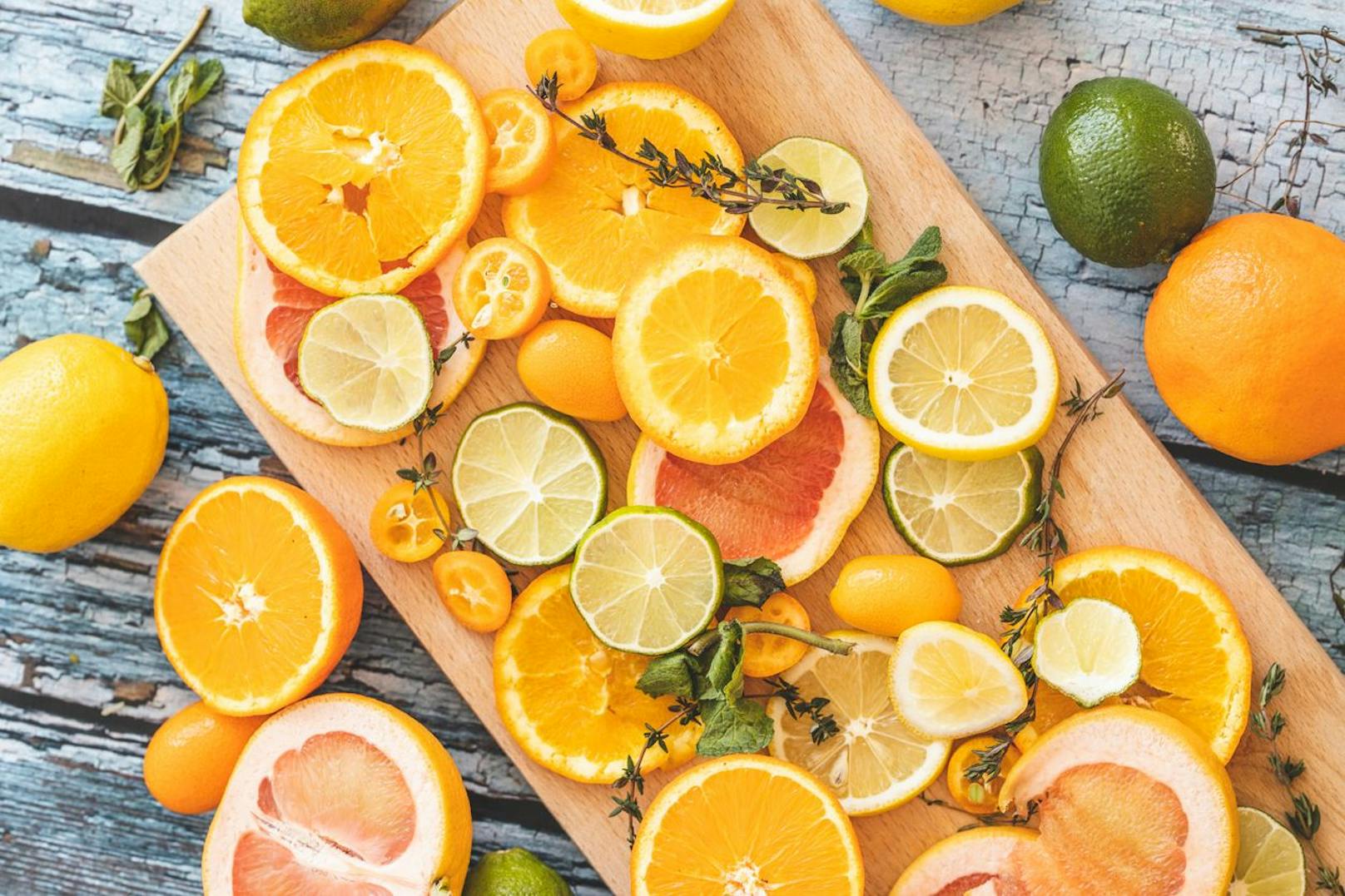 Orangen, Zitrone und so ziemlich alle weitern Lebensmittel, die Vitamin C enthalten fördern deinen Körper und kurbelt deinen Fettstoffwechsel an.