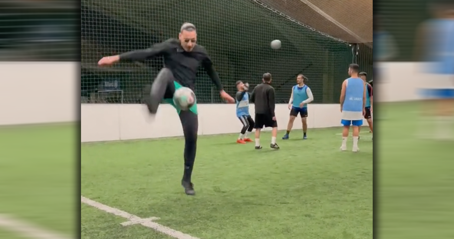 Rapper Apache zeigt, was er am Ball kann.