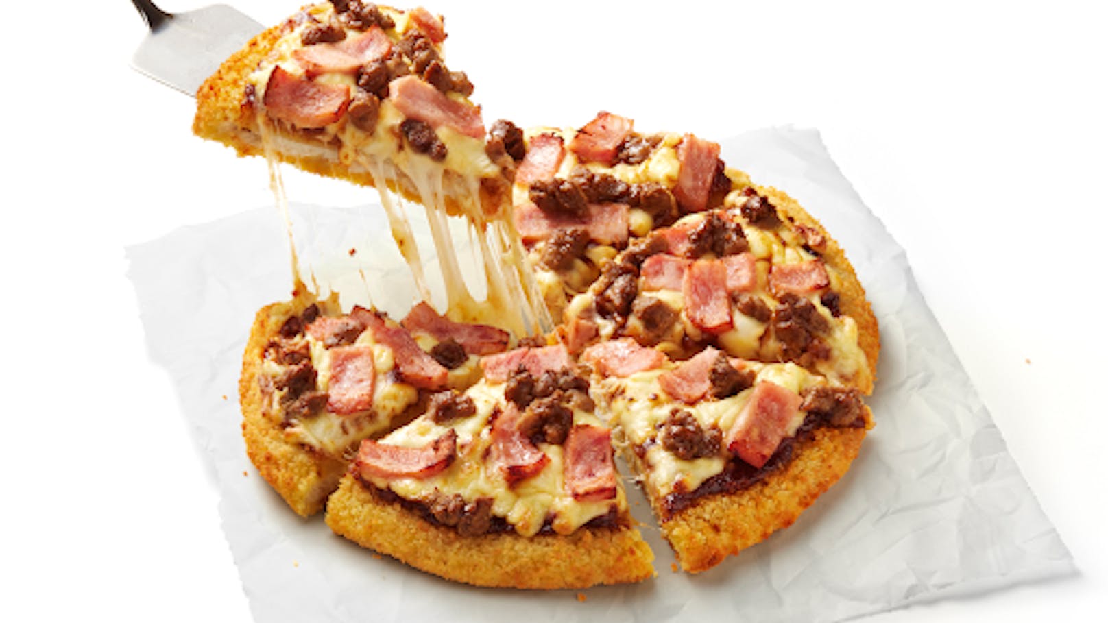 Bei Pizza Hut in Australien gibt es neuerdings vier Varianten von "Schnitzza": "BBQ Beef &amp; Ham Schnitzza" belegt mit Rindfleischstücken, rauchigem Schinken und würziger BBQ-Sauce.