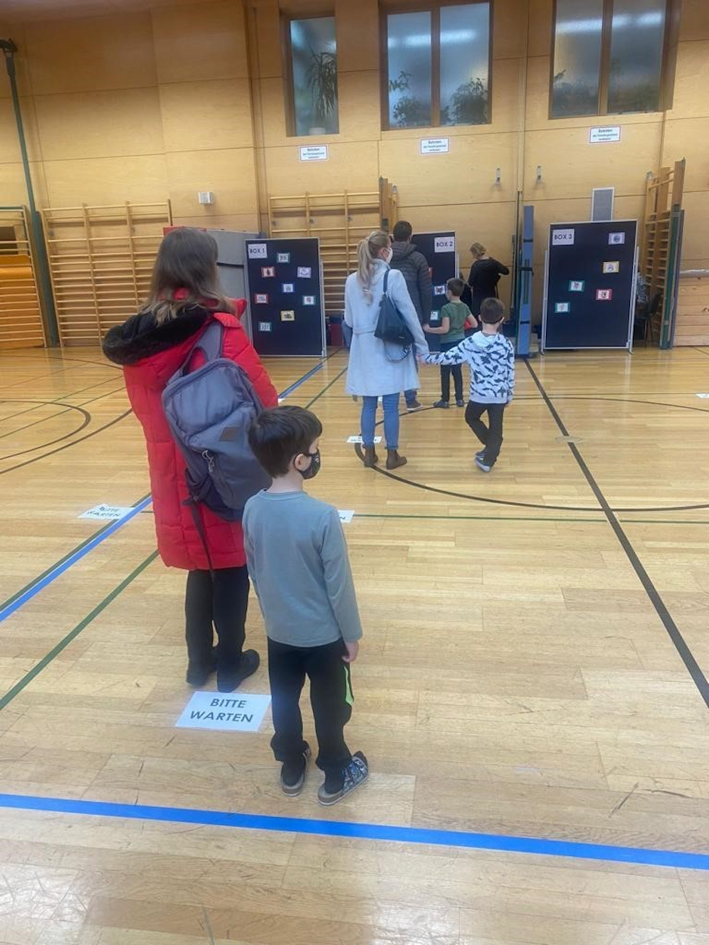 Jaukerl im Turnsaal: Seit heute wird wie hier am Standort Steinlechnergasse (Hietzing) auch an ausgewählten Volksschulen geimpft.