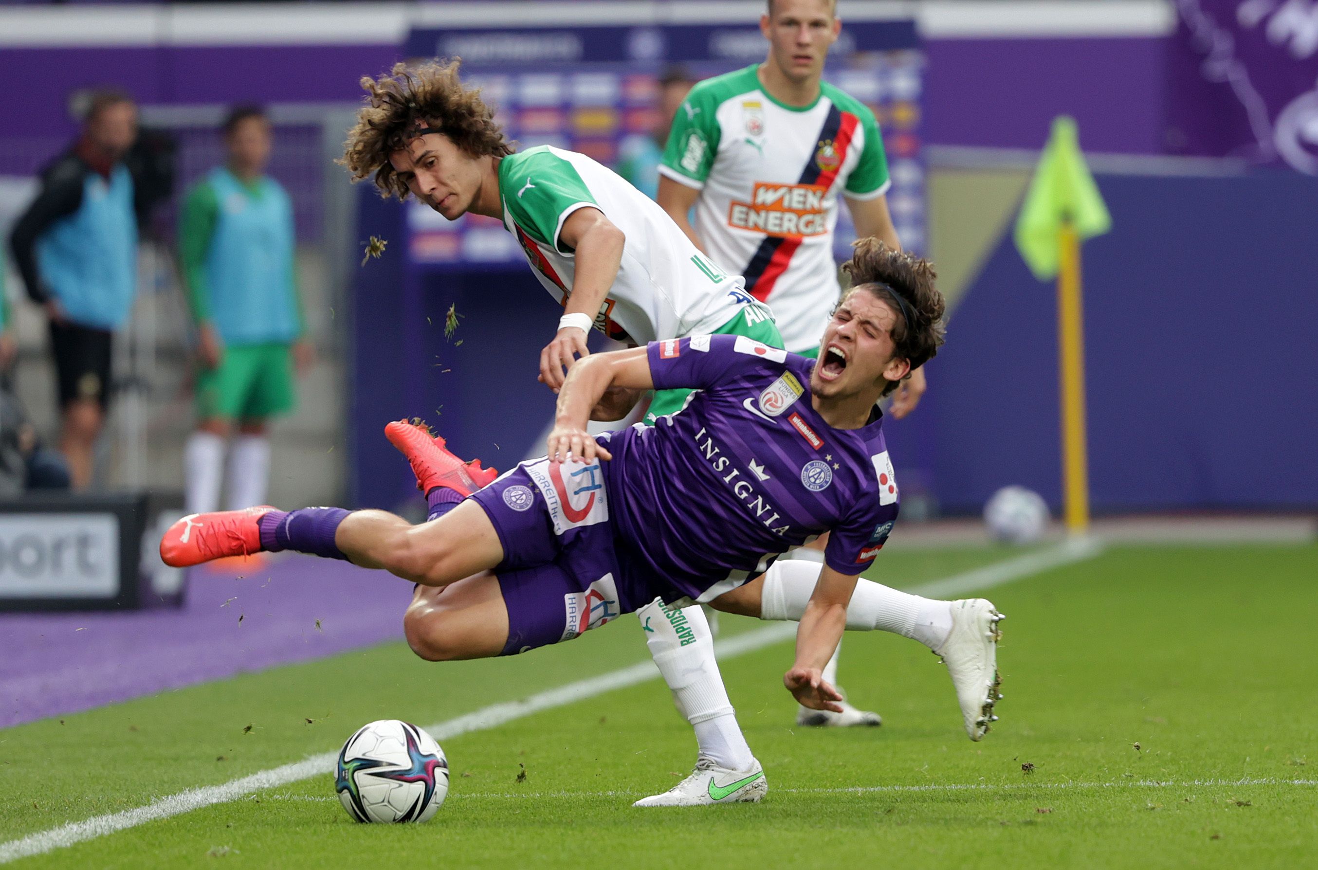 Robert Ljubicic holt Dominik Fitz von den Beinen.