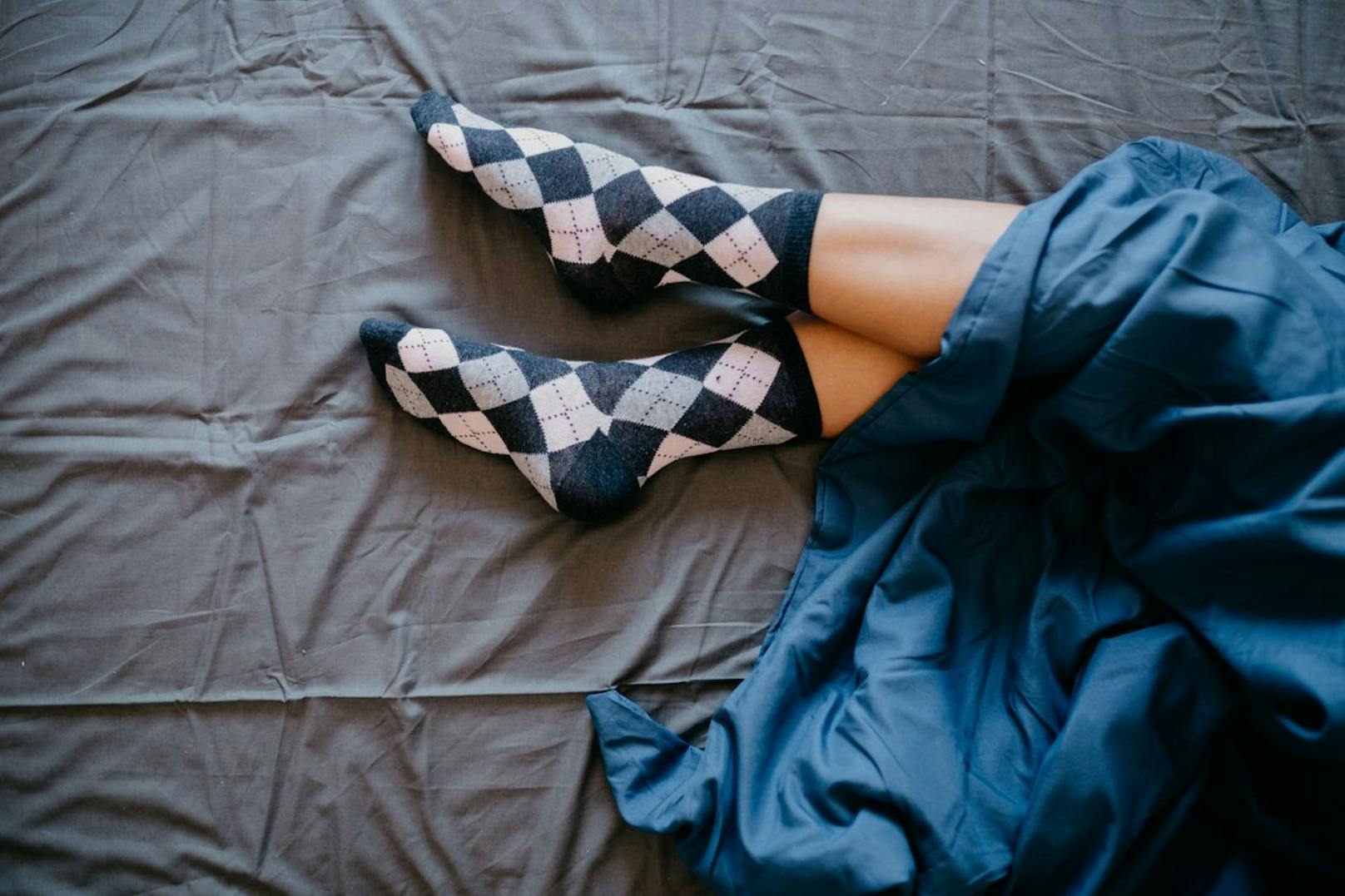 Laut Studien schläfst du schneller ein, wenn du Socken trägst. Diese halten dich warm und senken deinen Blutdruck, damit du aufs Schlafengehen vorbereitet bist. 