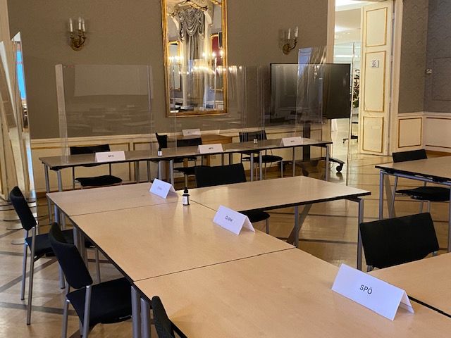 Die drei MFG-Politiker wollen keine Maske trage, müssen deshalb hinter diesem Spuckschutz sitzen.