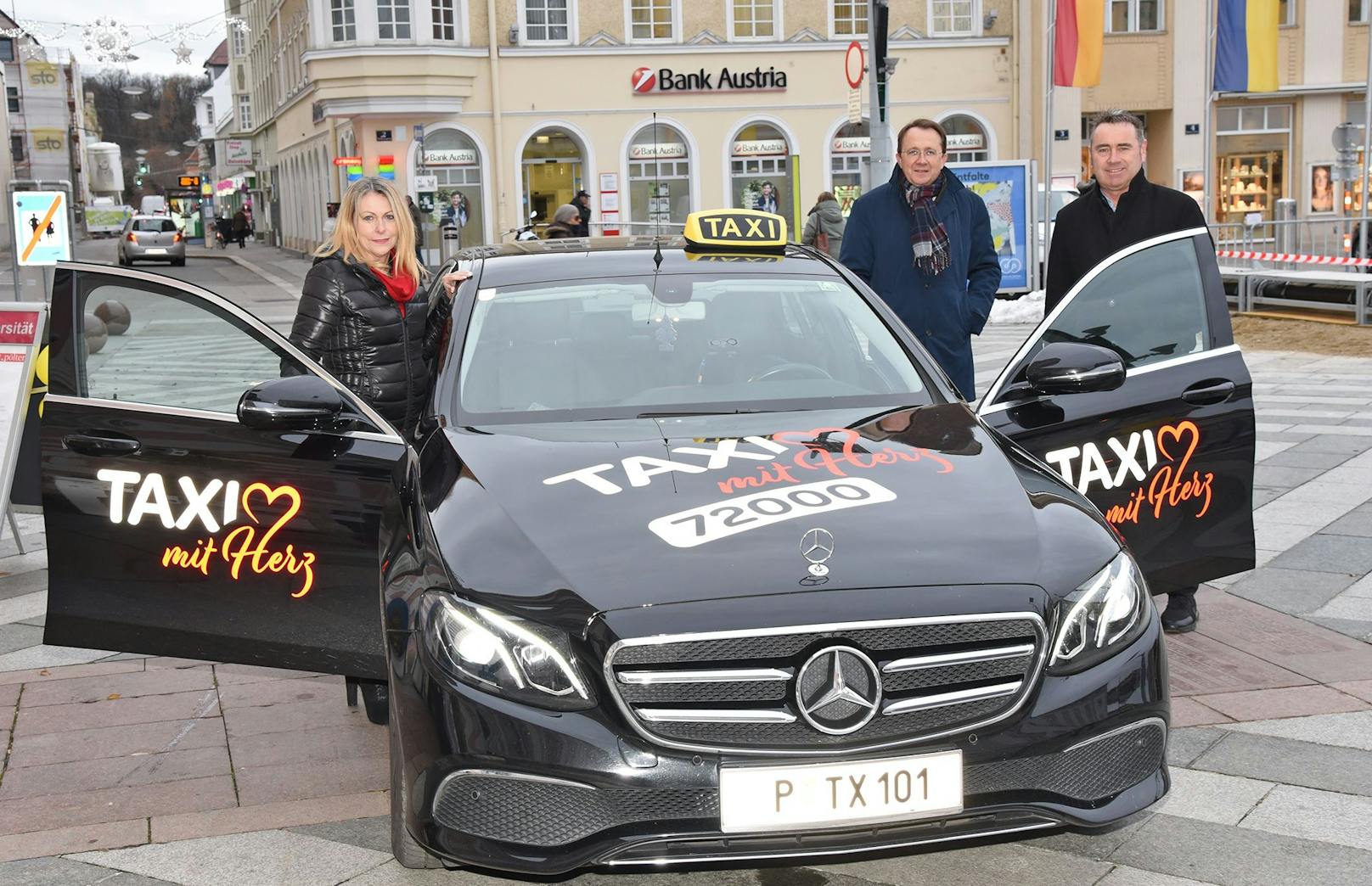 Bürgermeister Mattias Stadler freut sich über die Aktion von Taxi mit Herz Geschäftsleiterin Barbara Frühwald und Christoph Brunnauer.