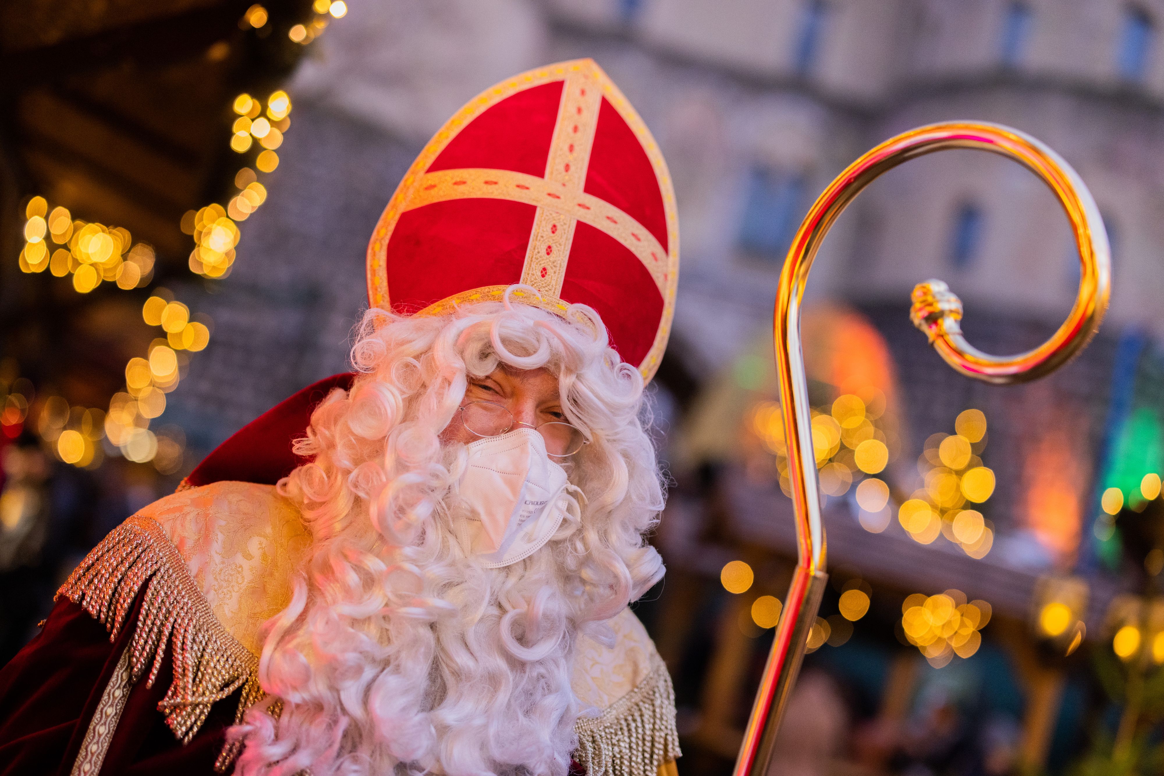 Download von www.picturedesk.com am 03.12.2021 (08:12).  02 December 2021, North Rhine-Westphalia, Cologne: Stefan Dößereck, St. Nicholas and Santa Claus performer, wears an FFP2 mask at the Christmas market "Nikolausdorf" on Rudolfplatz. This year, the demand for professional Santa Claus performers remains low. The "Nikolaus-Zentrale" in Münster recorded a drop in requests of 80 percent. Photo: Rolf Vennenbernd/dpa - 20211202_PD13735 - Rechteinfo: Rights Managed (RM)