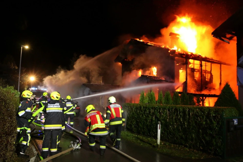 Ein Haus stand in Muckendorf in Vollbrand. 