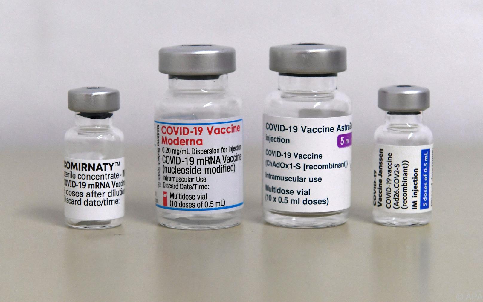 Die Corona-Impfstoffe (v.l.n.r.): Comirnaty (BioNTech/Pfizer), Moderna, AstraZeneca und Janssen (Johnson &amp; Johnson).