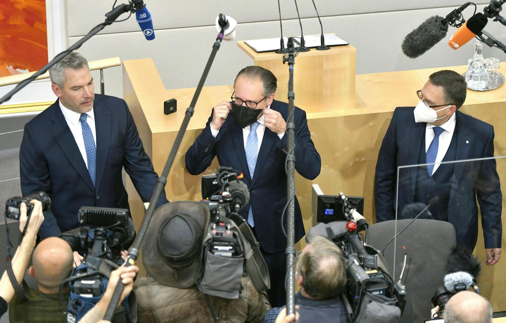 Die ÖVP stellt neue Weichen: Nehammer (links) soll übernehmen, Schallenberg (Mitte) zurückweichen  und Wöginger seinen alten Posten zurückbekommen.