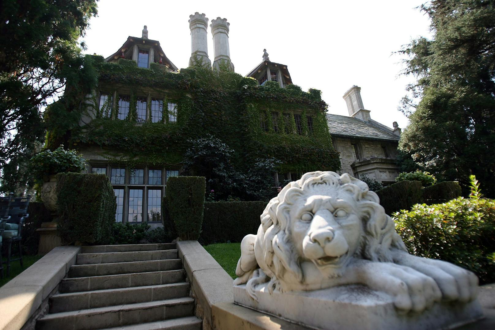 In die Villa von Hugh Hefner durfte sie allerdings nie einziehen und musste sich an eine strenge Hausordnung halten.