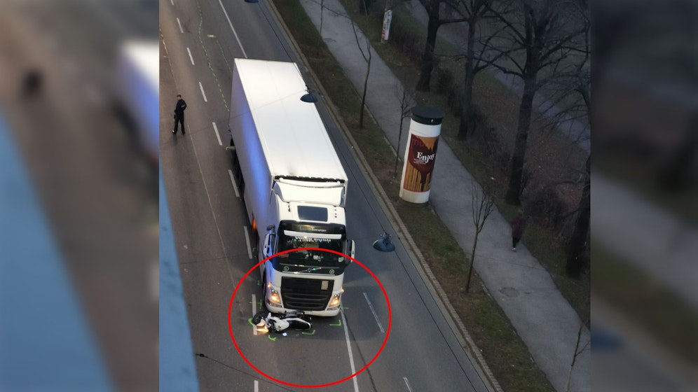 Der Motorradfahrer wurde bei dem Unfall verletzt ins Spital gebracht