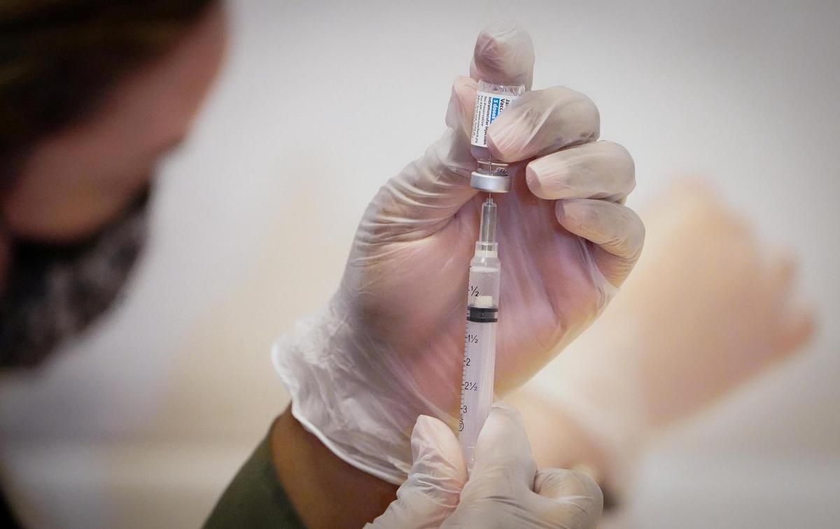 Erst die Booster-Impfung schützt vor der Coronavirus-Variante Omikron.