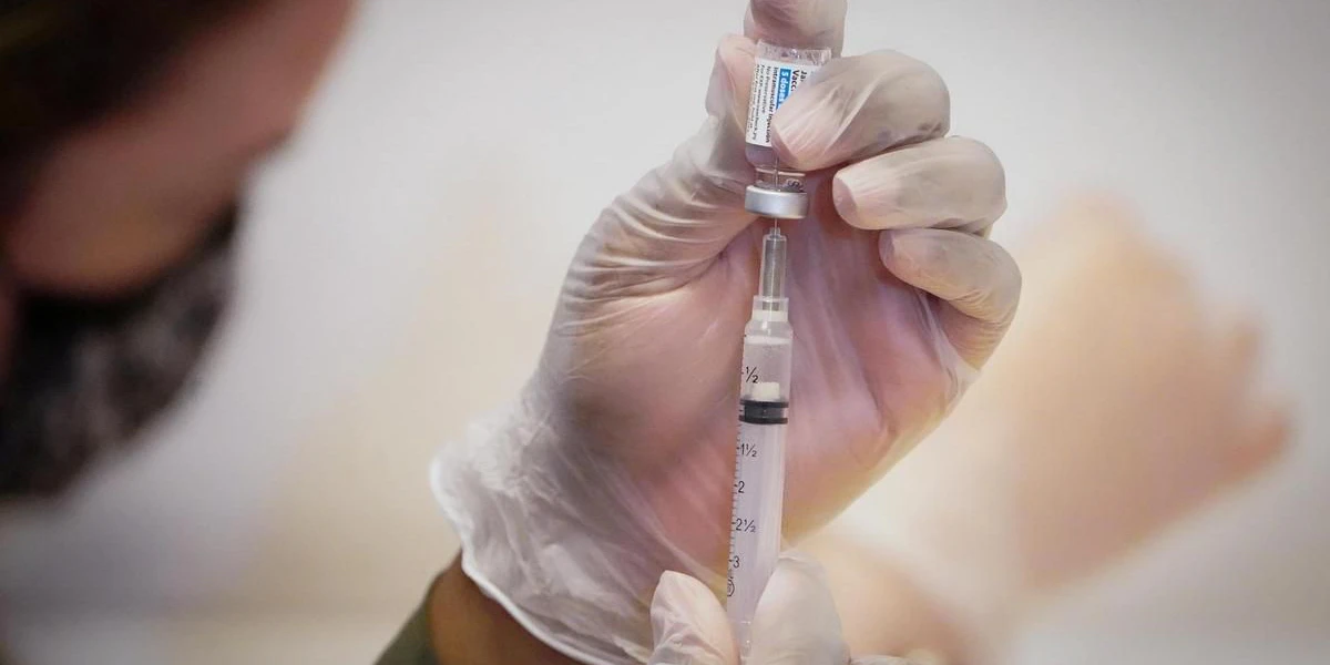 Um Durchbrüche zu verhindern, empfehlen viele Länder mit Johnson & Johnson geimpften Personen nach vier Wochen einen mRNA-Booster. 
