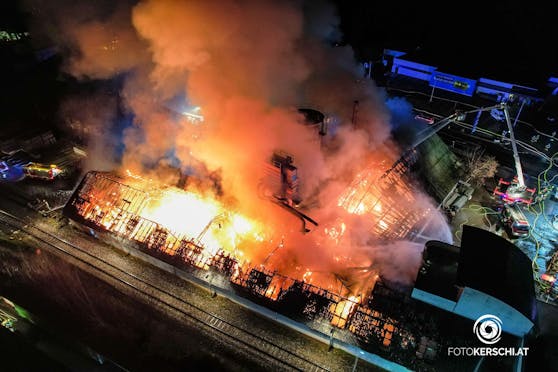 Der Großbrand in einer Holzverarbeitungsfabrik in Oberösterreich.&nbsp;