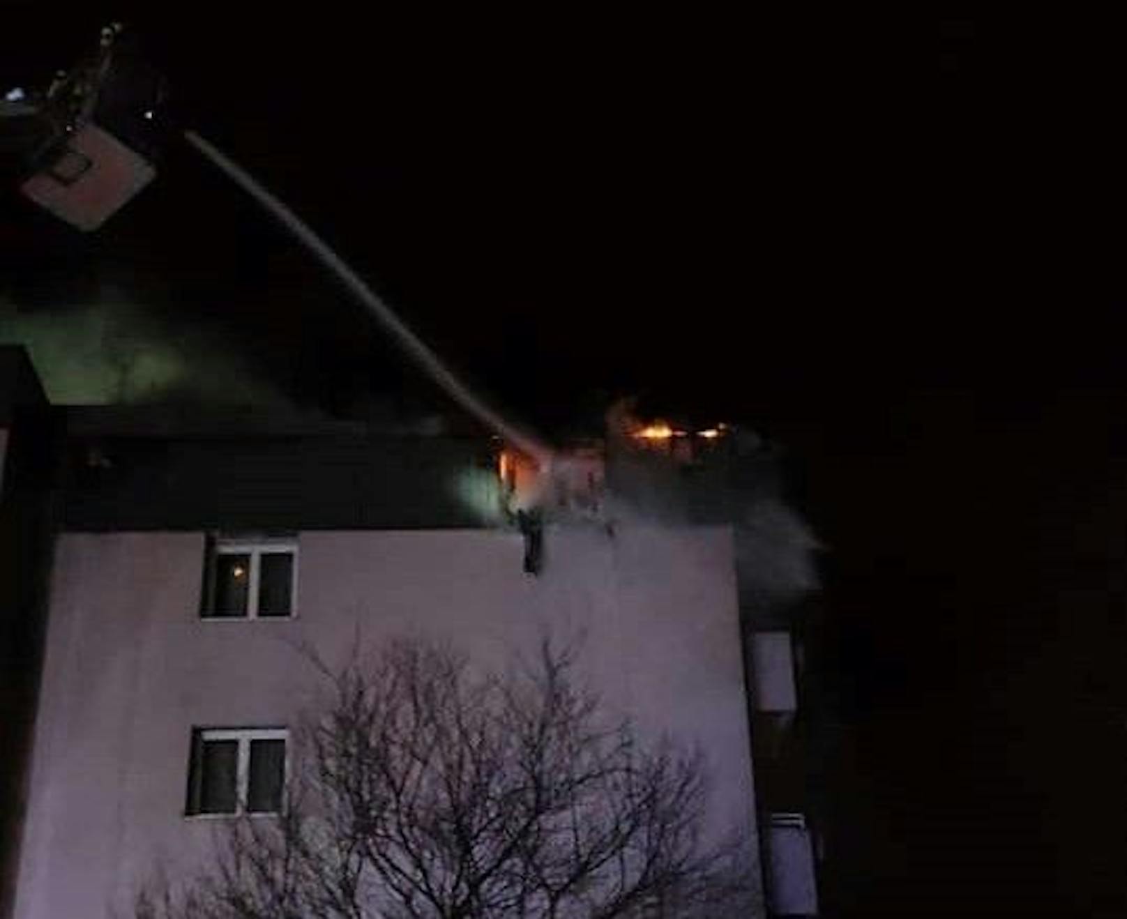 In einer Wohnung im vierten Stock brach das Feuer aus.