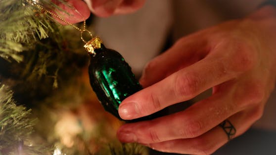 Die kleine Essiggurke am Weihnachtsbaum hat in den USA eine große Tradition.