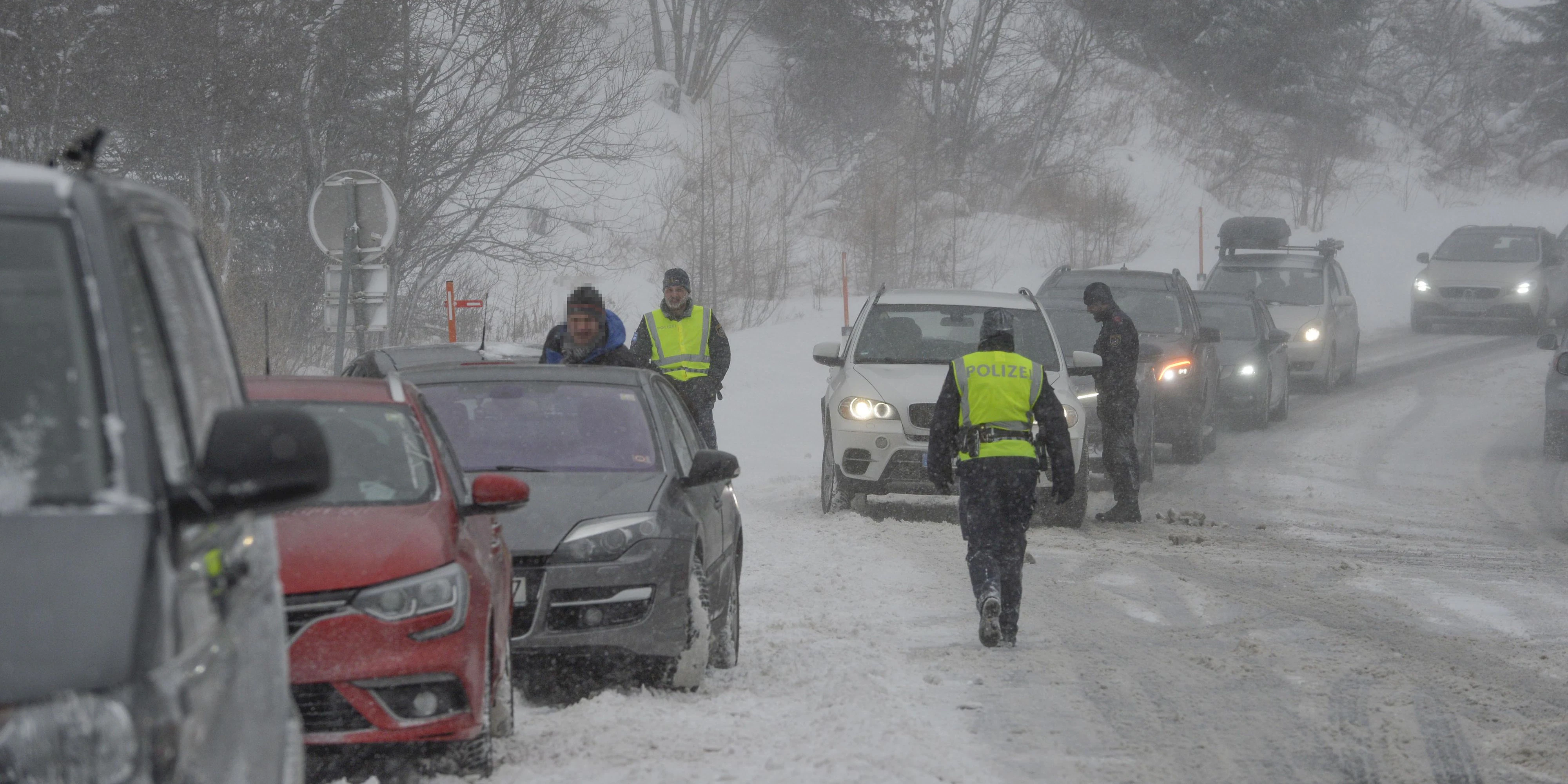 Winterlichen Fahrverhältnisse bedingen beträchtliche Staus und Verkehrsbehinderungen in Tirol