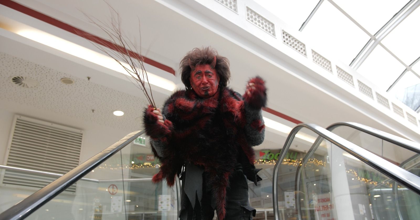 "Einer muss der Krampus sein" – im neuen EAV-Video ist es Richard Lugner 