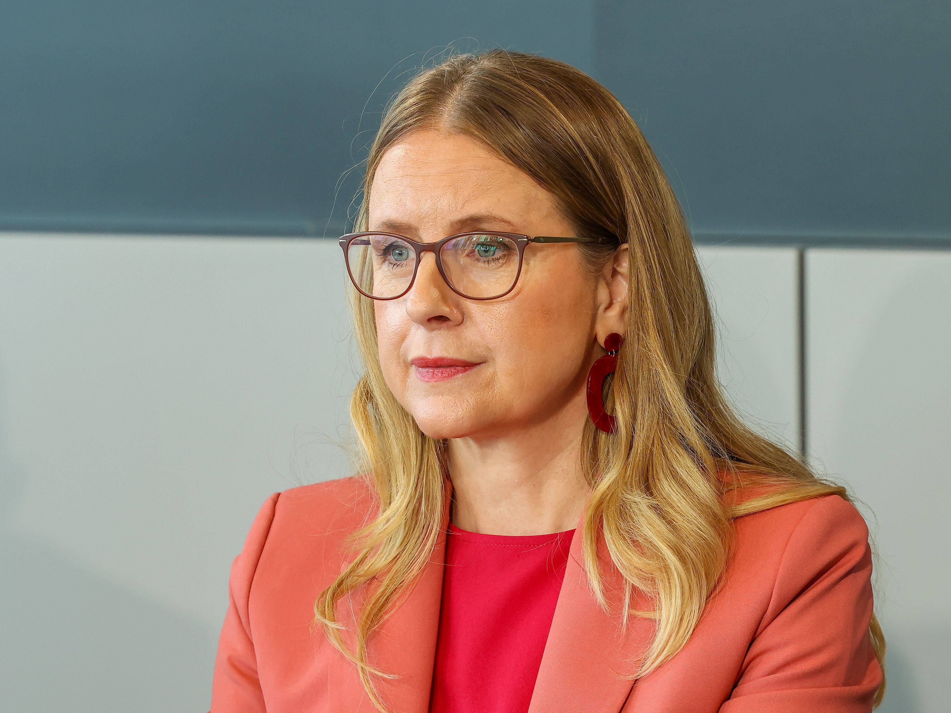 Download von www.picturedesk.com am 03.12.2021 (09:05).  VIENNA, AUSTRIA - OCTOBER 15: Federal Minister for Digitisation and Business Location Margarete Schramboeck (OeVP) at Press conference - Expansion and further development of ATandS Leoben at Federal Ministry for Digitization and Business Location on October 15, 2021 in Vienna, Austria.211015_SEPA_10_030 - 20211015_PD3001 - Rechteinfo: Rights Managed (RM)