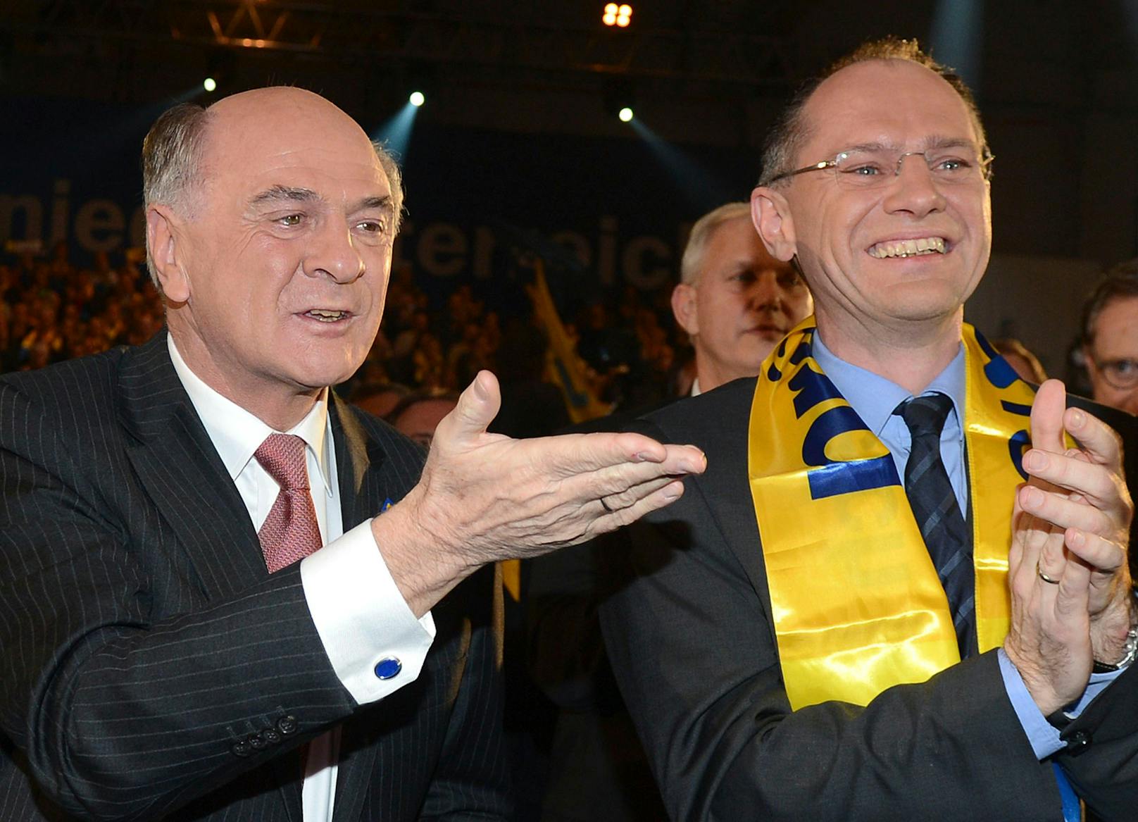 Ein Bild aus vergangenen Tagen: Neo-Minister Gerhard Karner (r.) im Wahlkampf zusammen mit dem damaligen NÖ-Landeschef Erwin Pröll.