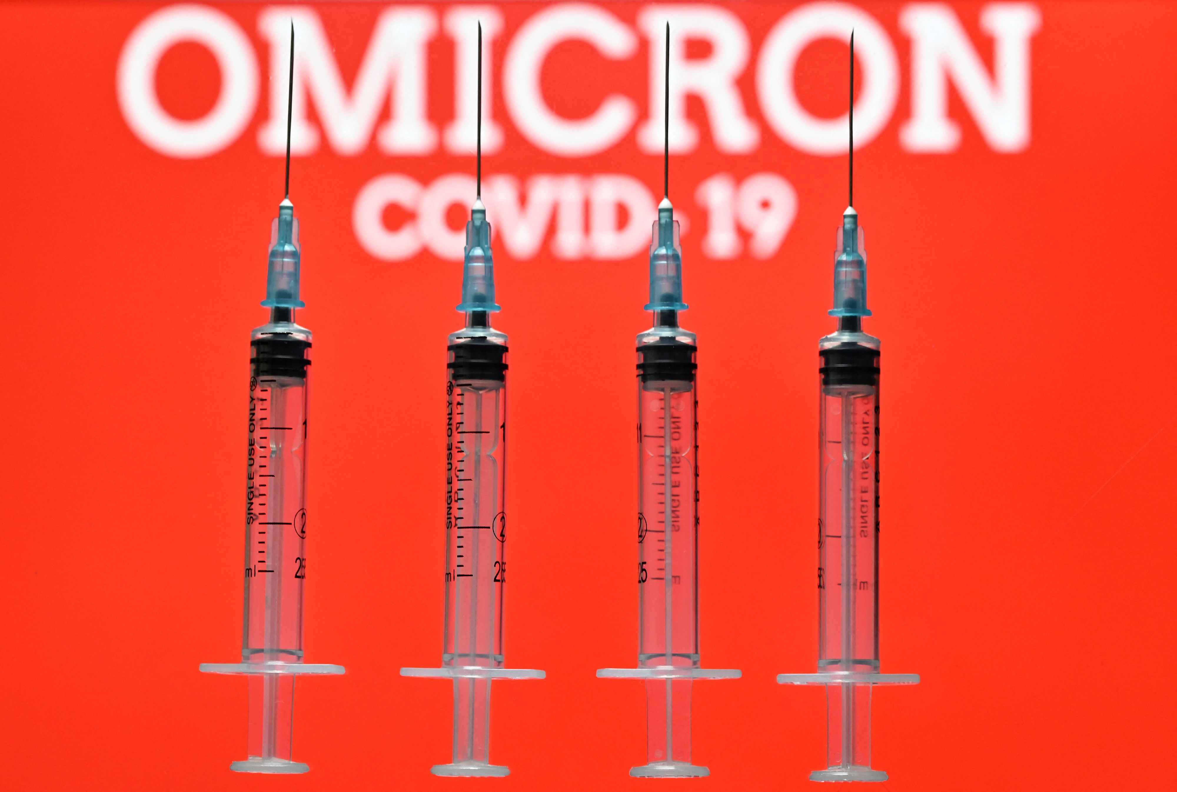 Download von www.picturedesk.com am 03.12.2021 (15:16).  An illustration picture taken in London on December 2, 2021 shows four syringes and a screen displaying the word 'Omicron', the name of the new covid 19 variant. (Photo by Justin TALLIS / AFP) - 20211202_PD5933 - Rechteinfo: Rights Managed (RM) Nur für redaktionelle Nutzung! Werbliche Nutzung erfordert Freigabe: bitte schicken Sie uns eine Anfrage.