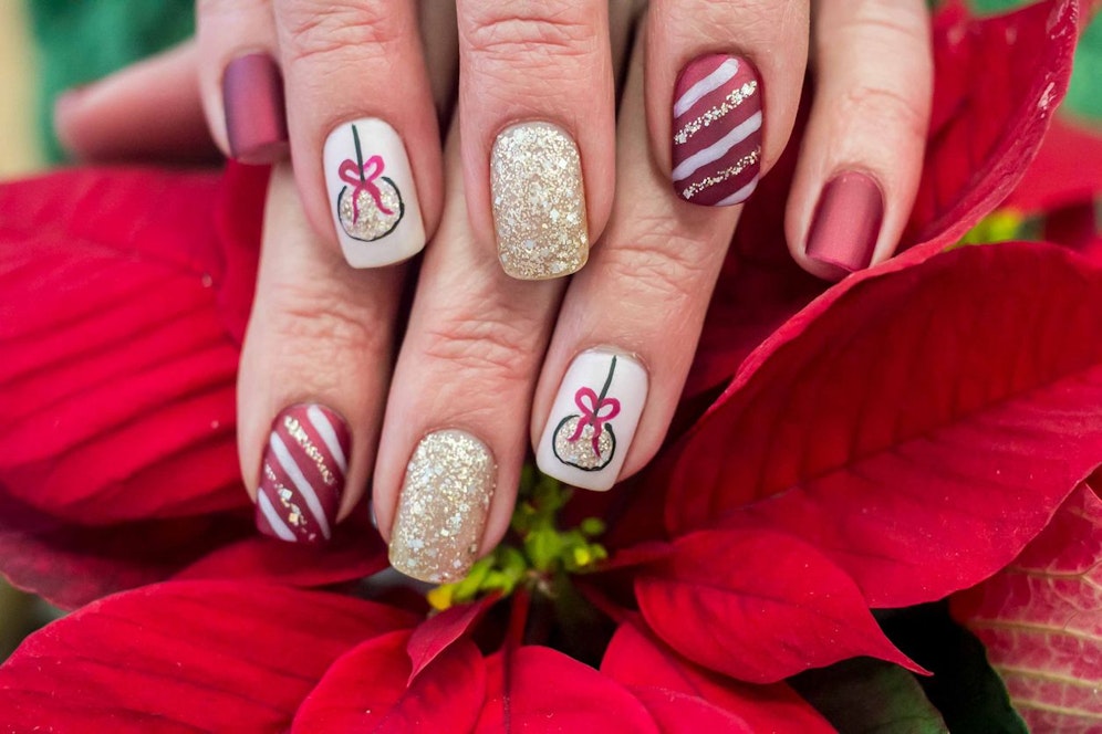 Wenn du ein Fan von Gold und Glitzer bist, kannst du deiner Kreativität freien Lauf lassen. Beeindrucke jeden zu Weihnachten mit einem tollen Nailart-Design. 