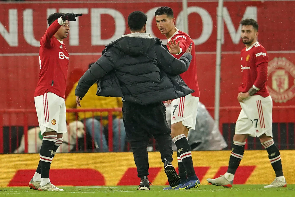 Ein Flitzer wollte zu Cristiano Ronaldo gelangen. 